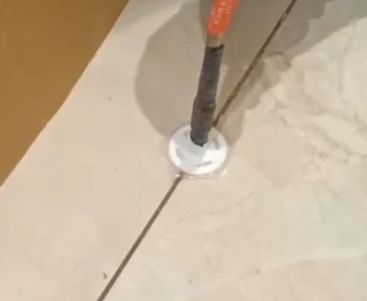 光山瓷砖空鼓维修公司专业解答瓷砖在铺贴过程中，如果没有涂抹均匀到位的粘结材料（如水泥砂浆或瓷砖胶），可能会导致以下问题